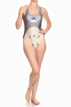 In spiaggia con il costume da bagno di Totoro.png